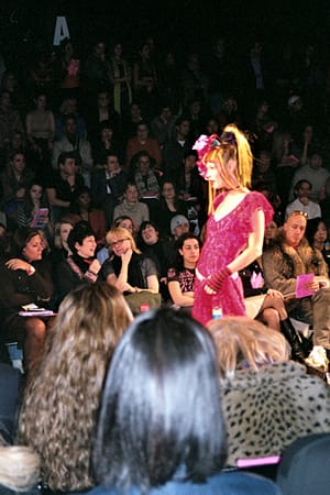 БЕТСИ ДЖОНСЪН: „МОДАТА ЗА МЕН Е НАЧИН ДА ОТСТОЯВАМ ИДЕИТЕ СИ”