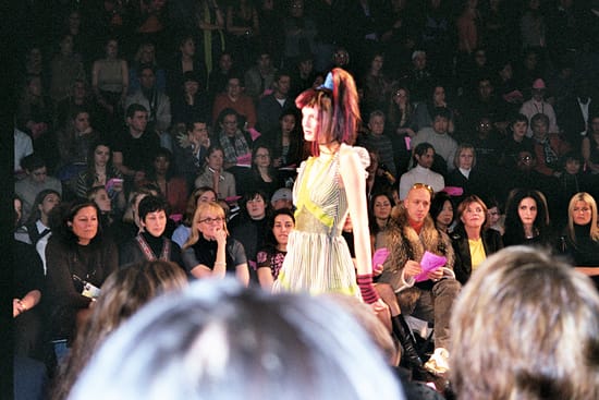 БЕТСИ ДЖОНСЪН: „МОДАТА ЗА МЕН Е НАЧИН ДА ОТСТОЯВАМ ИДЕИТЕ СИ”