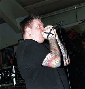 Хардкор изпълнител, който е стрейт едж подръжник