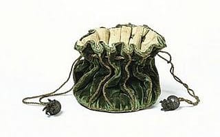 ВЕКОВЕТЕ, СЪБРАНИ В ЕДНА ДАМСКА ЧАНТА