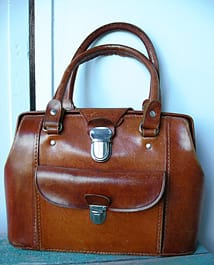 ВЕКОВЕТЕ, СЪБРАНИ В ЕДНА ДАМСКА ЧАНТА