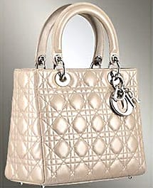 ВЕКОВЕТЕ, СЪБРАНИ В ЕДНА ДАМСКА ЧАНТА