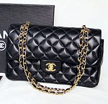 ВЕКОВЕТЕ, СЪБРАНИ В ЕДНА ДАМСКА ЧАНТА