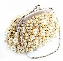 ВЕКОВЕТЕ, СЪБРАНИ В ЕДНА ДАМСКА ЧАНТА