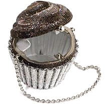 ВЕКОВЕТЕ, СЪБРАНИ В ЕДНА ДАМСКА ЧАНТА