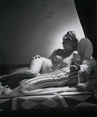 ЗАГАДЪЧНАТА ВСЕЛЕНА НА ЛЕГЕНДАРНИЯ ФОТОГРАФ ХОРСТ П. ХОРСТ