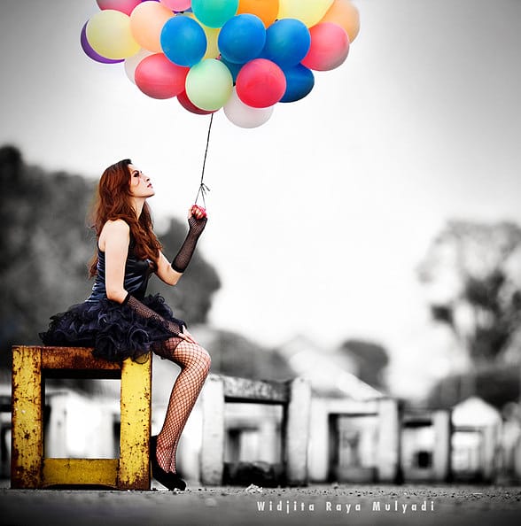 СЮЖЕТНИ ЛИНИИ, ПРИКАЗКИ И СВЕТЛИНА ВЪВ ФОТОГРАФИЯТА НА МЕЧТАТЕЛКАТА УИДЖИТА РАЯ МУЛИАДИ