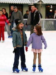 Настроението на ледените пързалки е винаги весело