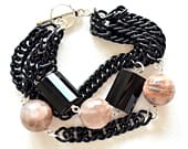 РАЗНООБРАЗЕТЕ ЧЕРНИЯ ТОАЛЕТ С ПОДХОДЯЩИ БИЖУТА