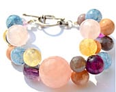 РАЗНООБРАЗЕТЕ ЧЕРНИЯ ТОАЛЕТ С ПОДХОДЯЩИ БИЖУТА