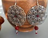 РАЗНООБРАЗЕТЕ ЧЕРНИЯ ТОАЛЕТ С ПОДХОДЯЩИ БИЖУТА