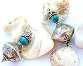 РАЗНООБРАЗЕТЕ ЧЕРНИЯ ТОАЛЕТ С ПОДХОДЯЩИ БИЖУТА