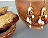 РАЗНООБРАЗЕТЕ ЧЕРНИЯ ТОАЛЕТ С ПОДХОДЯЩИ БИЖУТА