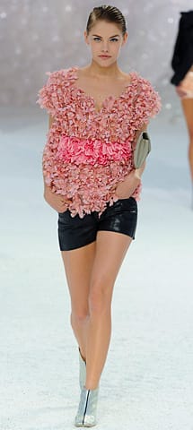 В ПЛЕН НА ЖЕНСТВЕНОСТТА С КОЛЕКЦИИТЕ НА БЛУМАРИН И ШАНЕЛ 