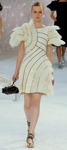 В ПЛЕН НА ЖЕНСТВЕНОСТТА С КОЛЕКЦИИТЕ НА БЛУМАРИН И ШАНЕЛ 