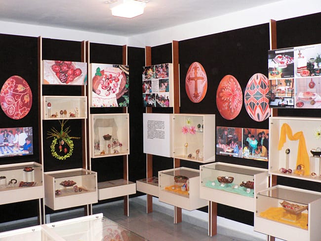 вековната восъчна техника за изписване навеликденски яйца