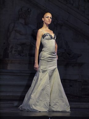 Модели на дизайнерката Вяра Георгиева, представени по време на ревюто на сцената пред кметството на Рим