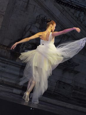 Модели на дизайнерката Вяра Георгиева, представени по време на ревюто на сцената пред кметството на Рим