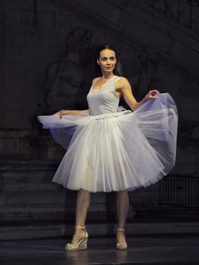 Модели на дизайнерката Вяра Георгиева, представени по време на ревюто на сцената пред кметството на Рим