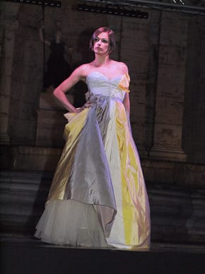 Модели на дизайнерката Вяра Георгиева, представени по време на ревюто на сцената пред кметството на Рим