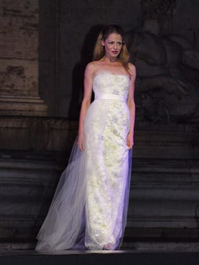 Модели на дизайнерката Вяра Георгиева, представени по време на ревюто на сцената пред кметството на Рим