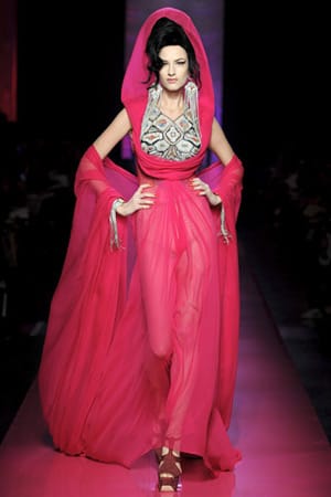 Доза екстравагантност от големите имена във висшата мода – Джорджо Армани, „Диор” и Жан Пол Готие