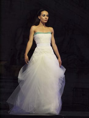 Модели на дизайнерката Вяра Георгиева, представени по време на ревюто на сцената пред кметството на Рим