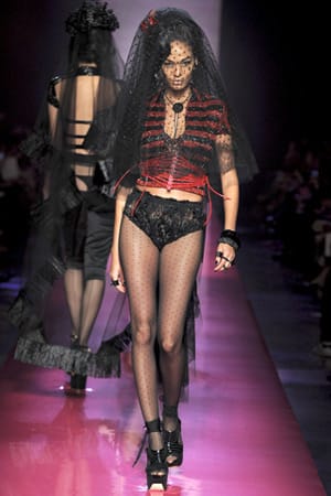 Доза екстравагантност от големите имена във висшата мода – Джорджо Армани, „Диор” и Жан Пол Готие