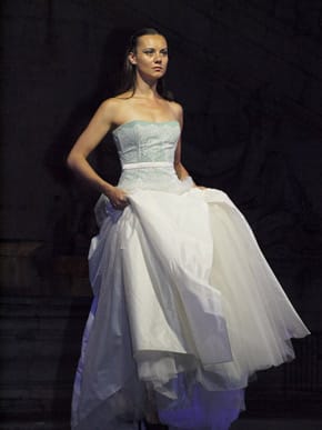 Модели на дизайнерката Вяра Георгиева, представени по време на ревюто на сцената пред кметството на Рим