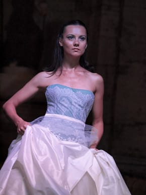 Модели на дизайнерката Вяра Георгиева, представени по време на ревюто на сцената пред кметството на Рим