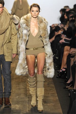 МАЙКЪЛ КОРС ИЛИ ЛИЦЕТО НА АМЕРИКАНСКИЯ МИНИМАЛИЗЪМ