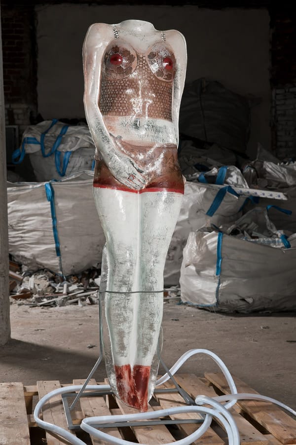 Авангардна пластика – женски фигури от стъкло на Екатерина Гецова-Катя