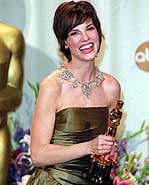 Хилъри Суонк по време на церемонията “Оскар 2000”, облечена в рокля на Рандолф Дюк