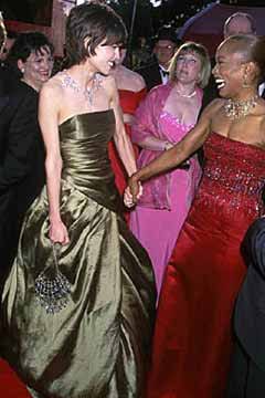 Хилъри Суонк по време на церемонията “Оскар 2000”, облечена в рокля на Рандолф Дюк