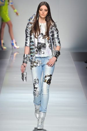 НЕСТАНДАРТНИ КРОЙКИ, ПУХ И ЛЪСКАВИ МАТЕРИИ ЗА ЗИМАТА