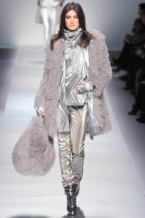 НЕСТАНДАРТНИ КРОЙКИ, ПУХ И ЛЪСКАВИ МАТЕРИИ ЗА ЗИМАТА