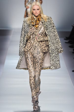 НЕСТАНДАРТНИ КРОЙКИ, ПУХ И ЛЪСКАВИ МАТЕРИИ ЗА ЗИМАТА