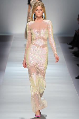 НЕСТАНДАРТНИ КРОЙКИ, ПУХ И ЛЪСКАВИ МАТЕРИИ ЗА ЗИМАТА