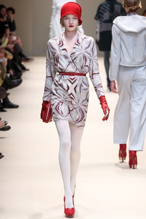 НЕСТАНДАРТНИ КРОЙКИ, ПУХ И ЛЪСКАВИ МАТЕРИИ ЗА ЗИМАТА