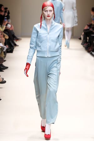 НЕСТАНДАРТНИ КРОЙКИ, ПУХ И ЛЪСКАВИ МАТЕРИИ ЗА ЗИМАТА