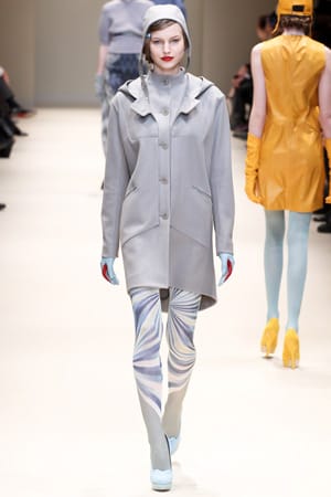 НЕСТАНДАРТНИ КРОЙКИ, ПУХ И ЛЪСКАВИ МАТЕРИИ ЗА ЗИМАТА