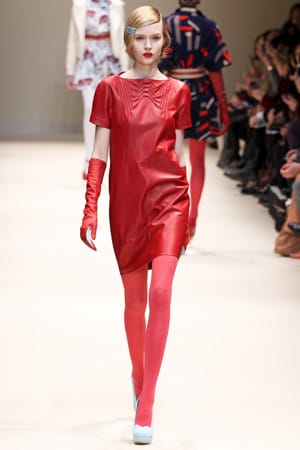 НЕСТАНДАРТНИ КРОЙКИ, ПУХ И ЛЪСКАВИ МАТЕРИИ ЗА ЗИМАТА