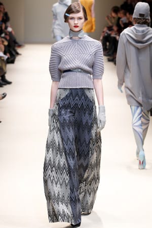 НЕСТАНДАРТНИ КРОЙКИ, ПУХ И ЛЪСКАВИ МАТЕРИИ ЗА ЗИМАТА