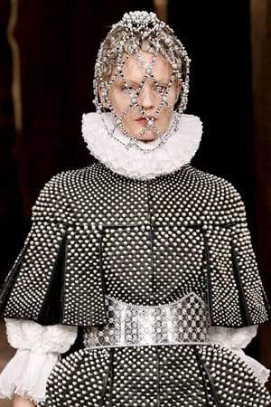 Модел на една от марките в PPR – „Аликзандър Маккуин”