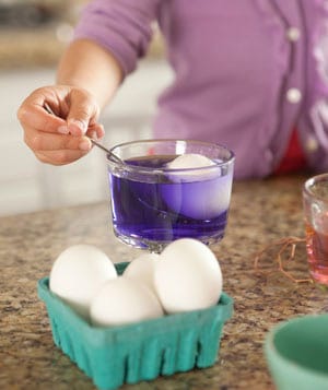 Боядисването на яйцата е любима семейна традиция