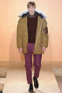 Мъжете през зимата в пънк стил и геометрични форми