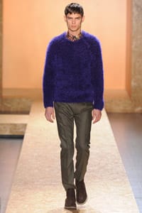 Мъжете през зимата в пънк стил и геометрични форми