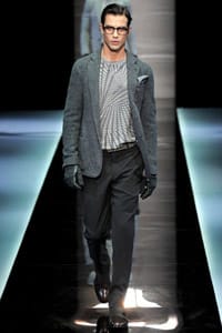 Мъжете през зимата в пънк стил и геометрични форми