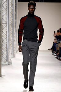 Мъжете през зимата в пънк стил и геометрични форми