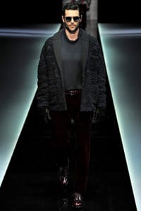 Мъжете през зимата в пънк стил и геометрични форми